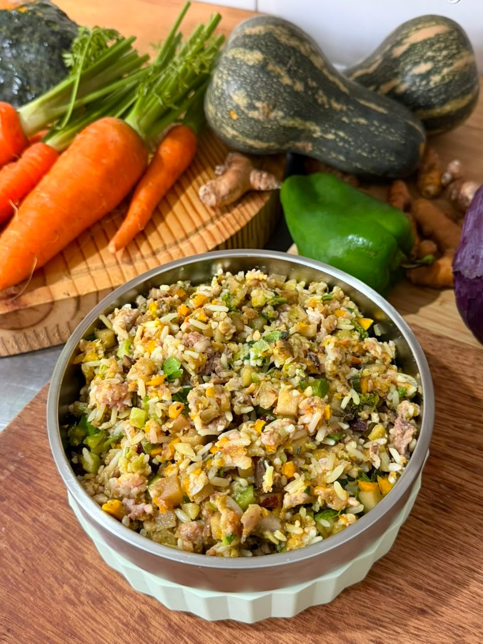 Pote de comida natural da Hila com ingredientes frescos